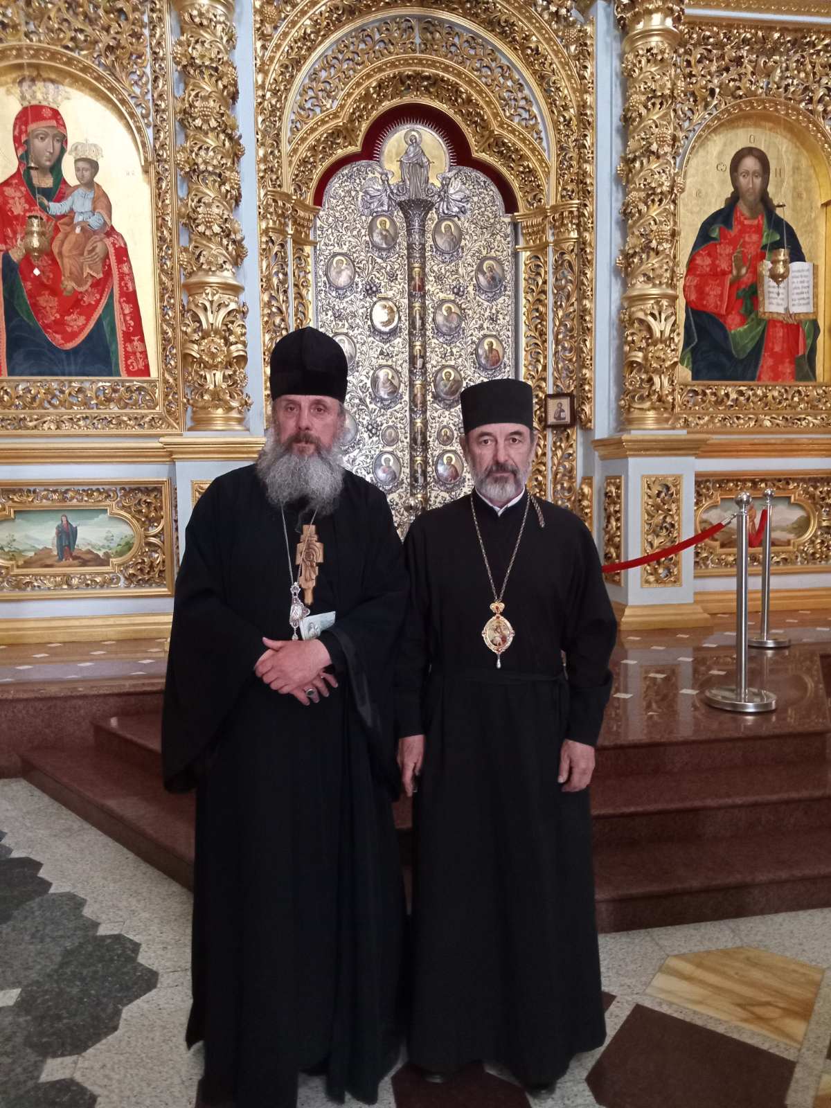 Зображення до публікації: Владика Володимир Мочарник та владика Сергій Вутянов в Успенському соборі Києво – Печерської Лаври.