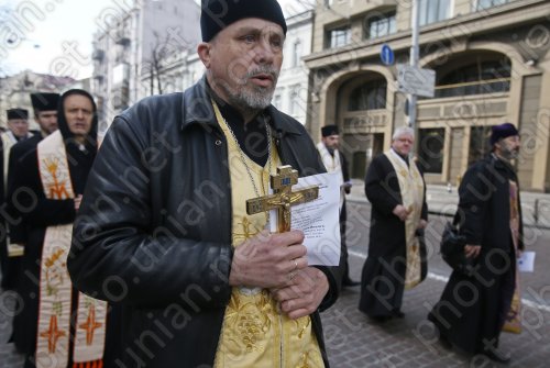 Зображення до публікації: Священики Київської громади взяли участь у Хресній ході за мир в Україні